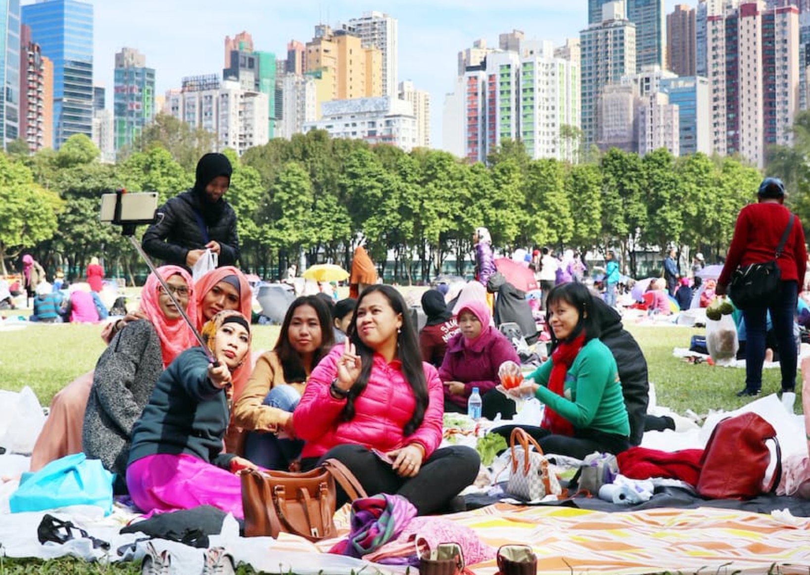 Pekerja migran Indonesia menikmati hari libur di Victoria Park Hongkong.
