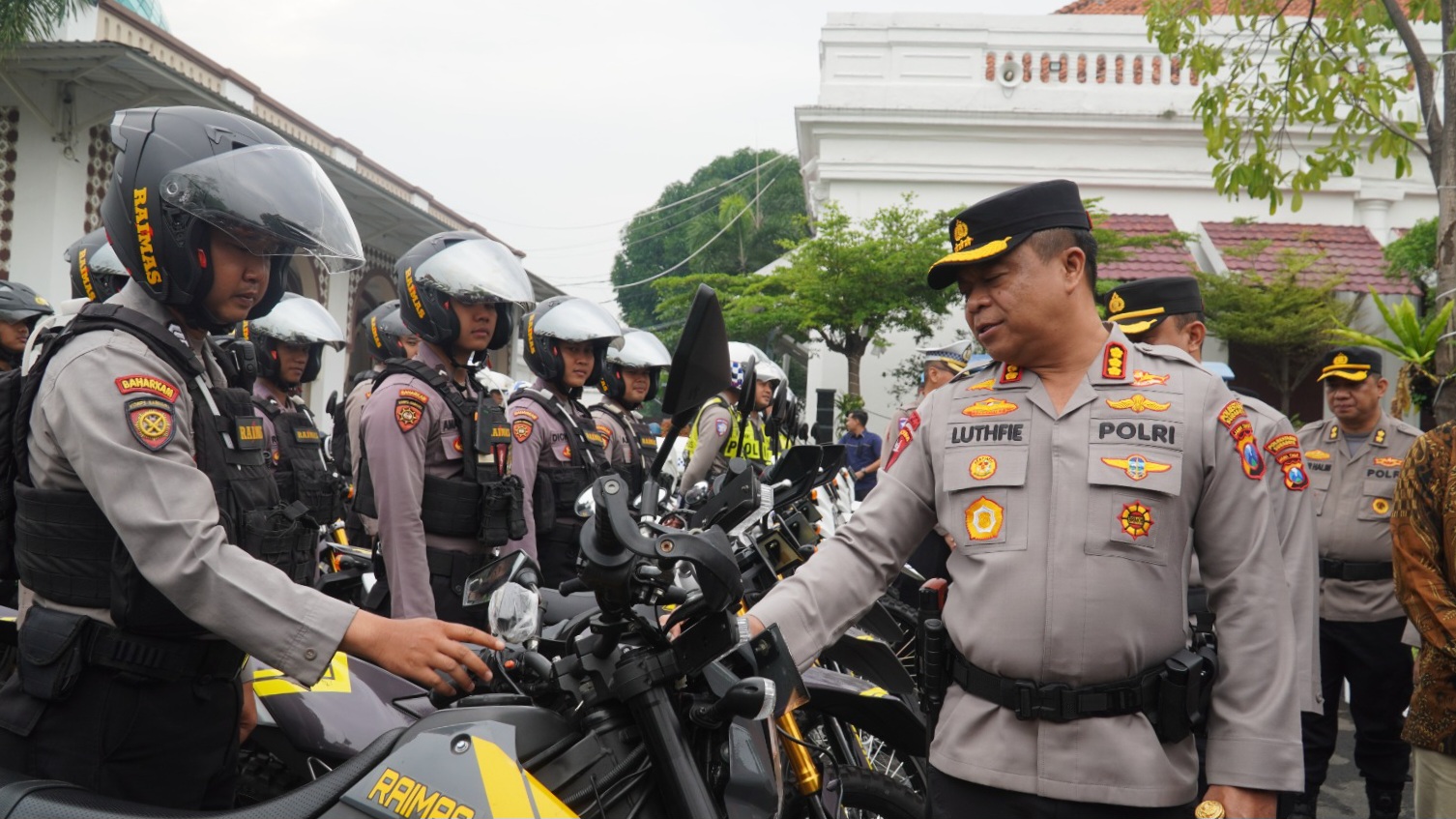 PEMERIKSAAN: Kapolrestabes Surabaya Kombes Pol Lutfhie Sulistiawan melaksanakan gelar pasukan Operasi Lilin Semeru. Ini untuk memastikan Nataru berlangsung aman. (IST/RADAR SURABAYA)