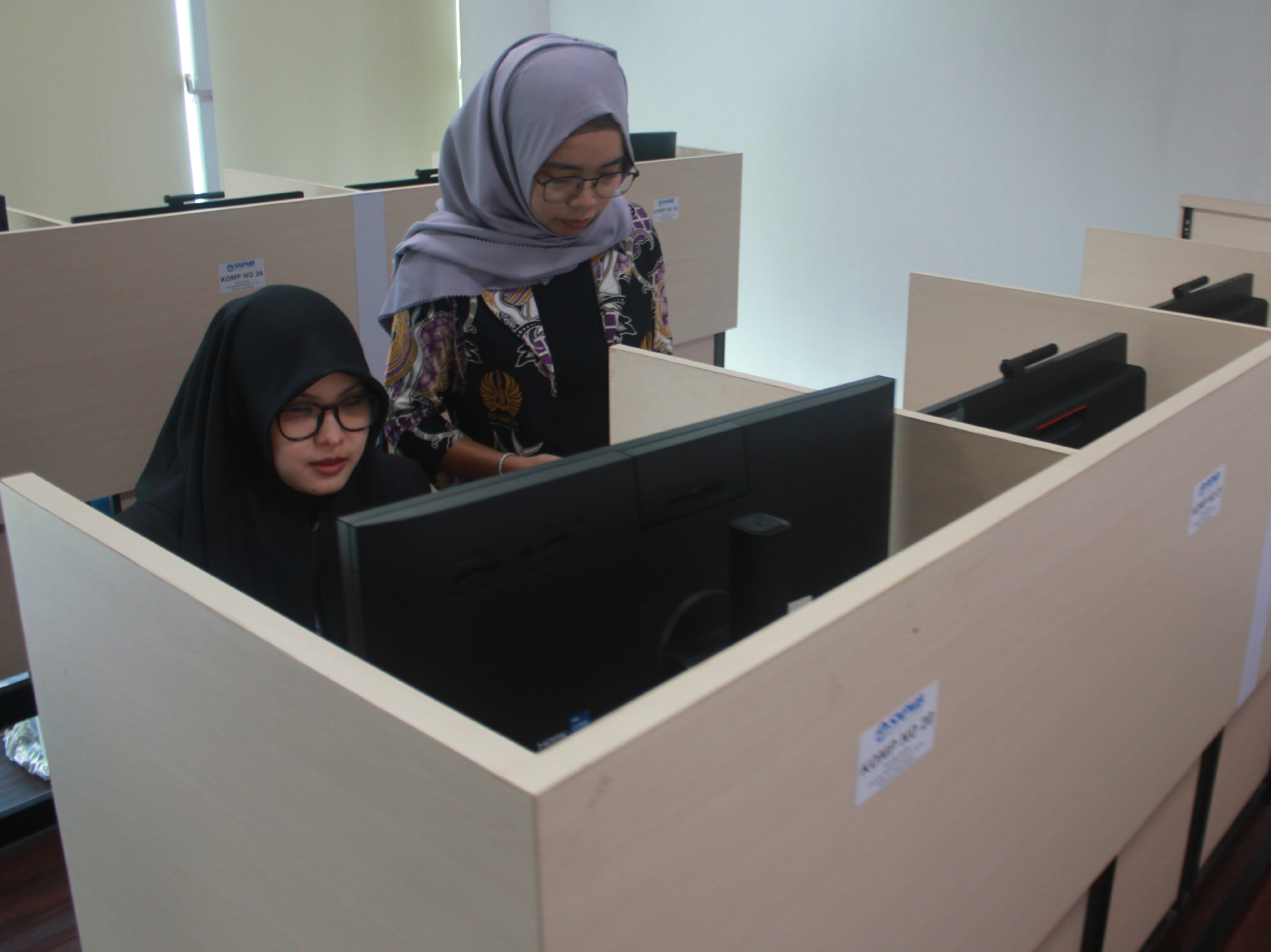 Penyandang disabilitas saat mengikuti ujian. Tahun depan seluruh perguruan tinggi harus mempunyai kampus inklusif. (RAHMAT SUDRAJAT/RADAR SURABAYA)