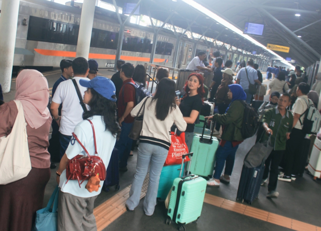 Penumpang di Stasiun Surabaya Gubeng sudah mulai memadati stasiun, siap berangkat ke berbagai destinasi.
