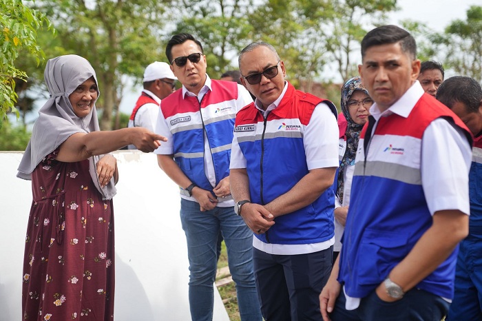 BERBAGI: Dirut PGN (dua dari kanan) didampingi Direktur Komersial serta Direktur Strategi dan Pengembangan Bisnis meninjau lokasi bencana di Aceh.