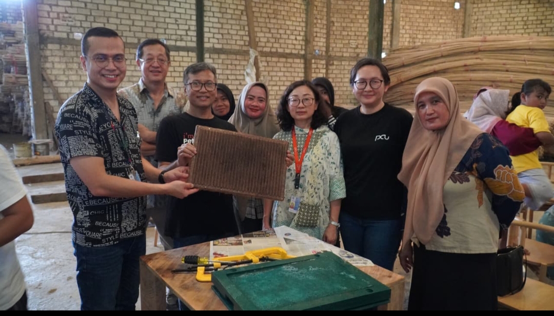 Hasil cetakan sabut kelapa-resin siap diimplementasikan ke desain mebel baru, memperkuat inovasi kriya ramah lingkungan.