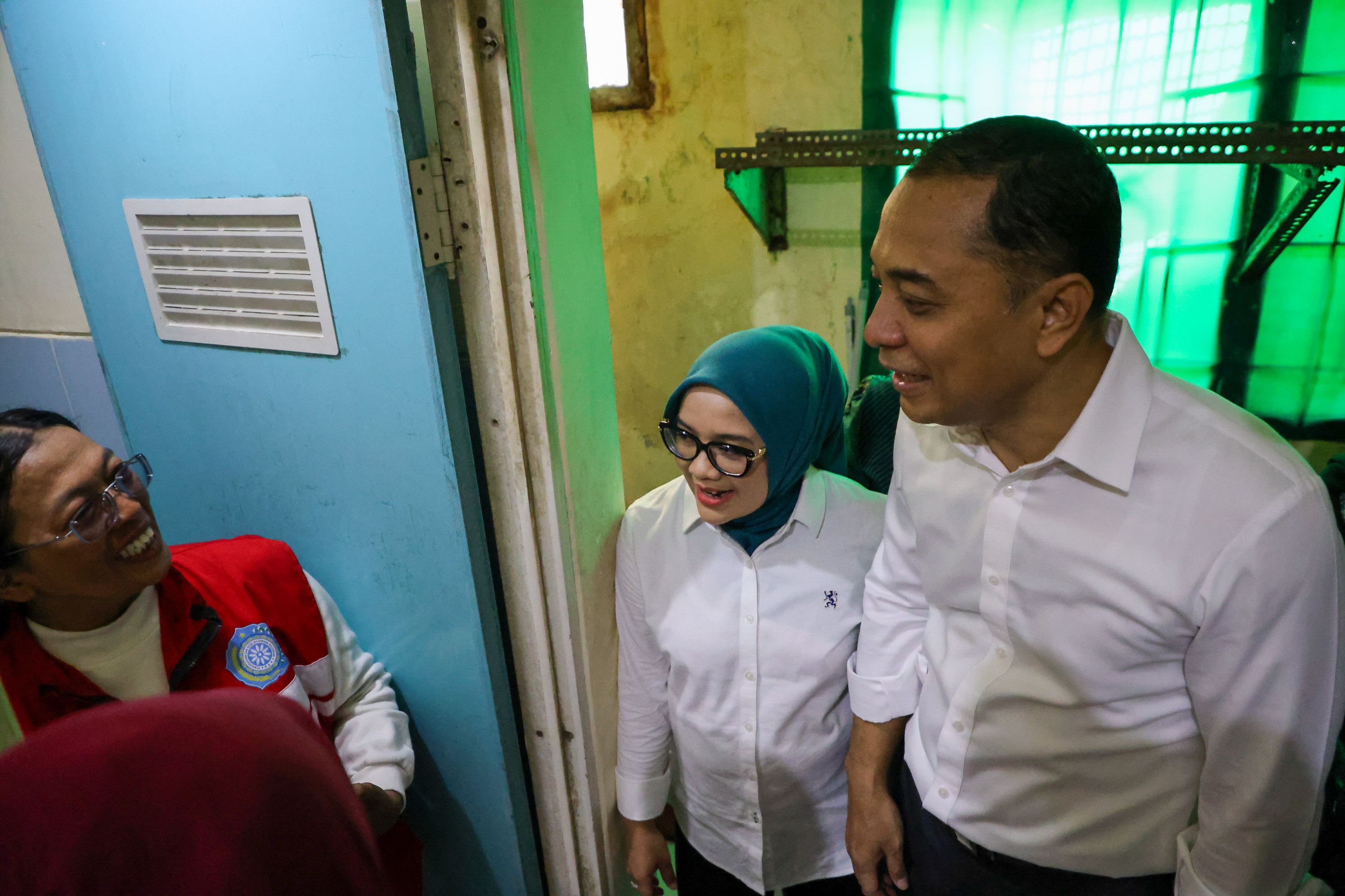 Wali Kota Surabaya Eri Cahyadi saat meninjau kegiatan Jumantik yang mengecek kamar mandi rumah warga.