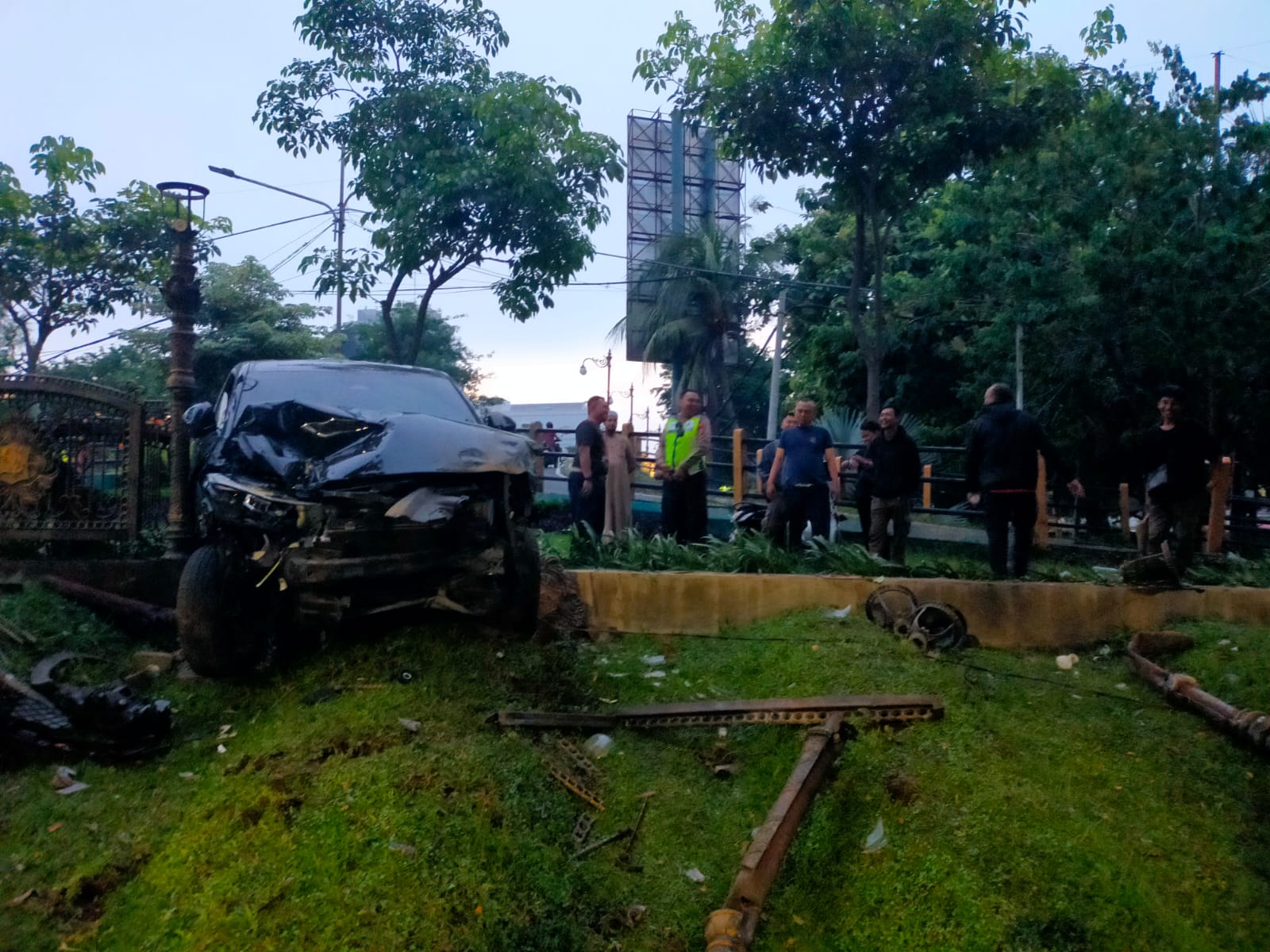 HANCUR: Kondisi mobil usai tabrak PJU dan pembatas jalan di Jalan Ketabang Kali, Surabaya. (IST/RADAR SURABAYA)