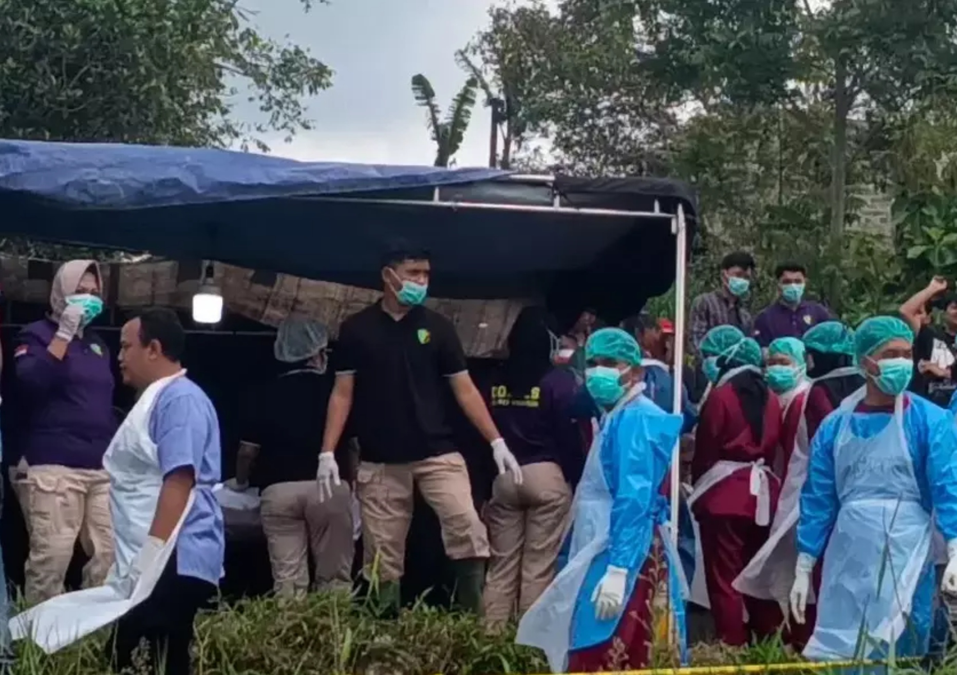 Polisi saat membongkar makam santri yang diduga menjadi korban bullying di salah satu pondok pesantren di Wonogiri, Jumat (19/12/2025).