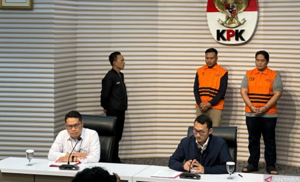 Pelaksana Tugas Deputi Penindakan dan Eksekusi Komisi Pemberantasan Korupsi Asep Guntur Rahayu (kiri depan) bersama Juru Bicara KPK Budi Prasetyo (kanan depan) saat menunjukkan dua tersangka.