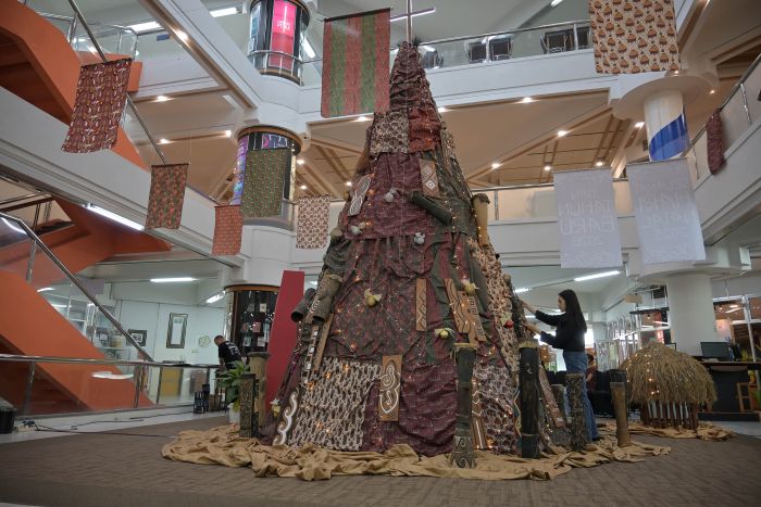 UNIK: Pohon natal setinggi 7 meter menghiasi ruang perpustakaan PCU Surabaya. Pohon tersebut bernuansa Papua.