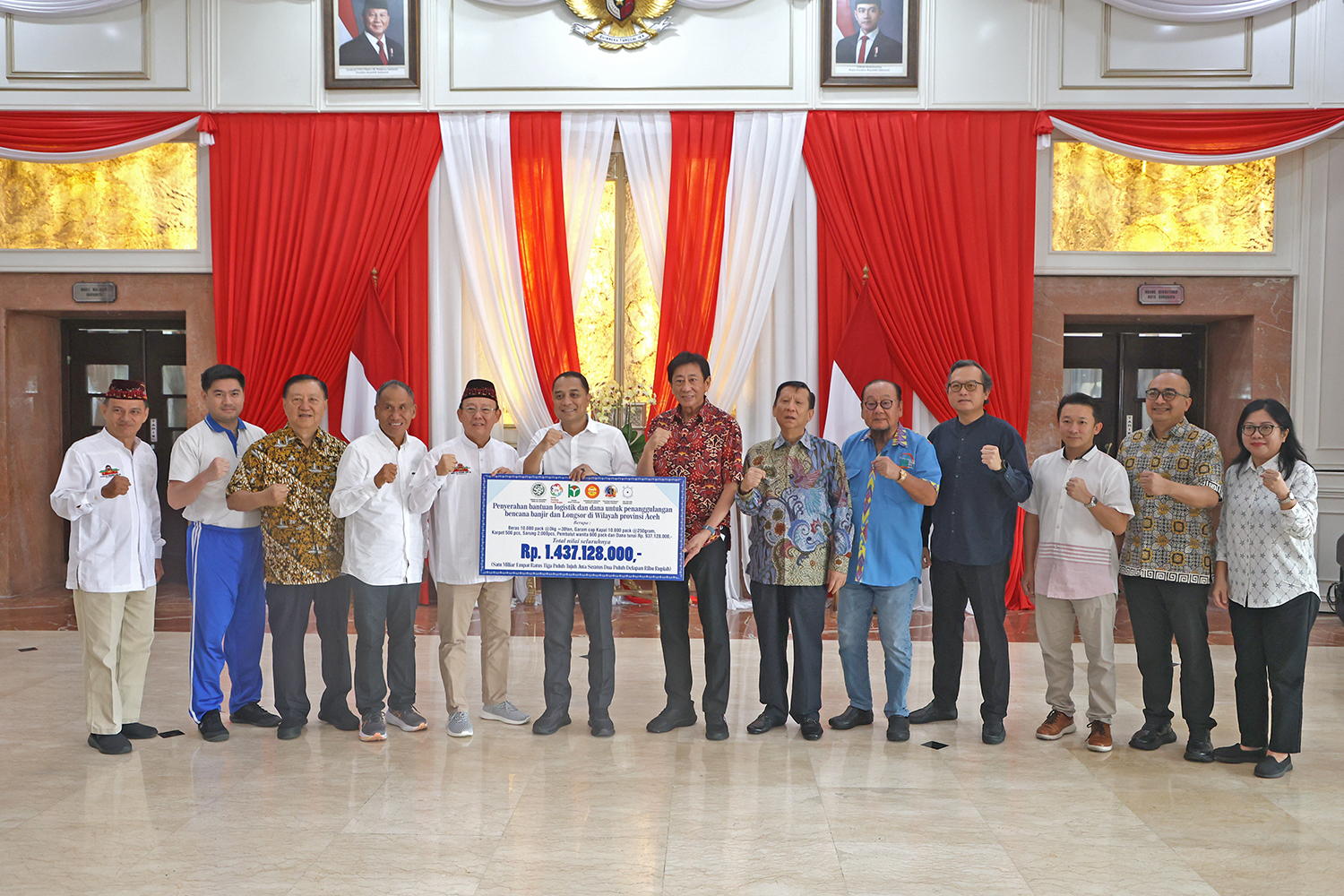 Eri Cahyadi menerima bantuan dari Direktur PT Ciputra Development Tbk Sutoto Yakobus dan pengusaha, serta yayasan untuk disalurkan ke korban bencana Sumatera.
