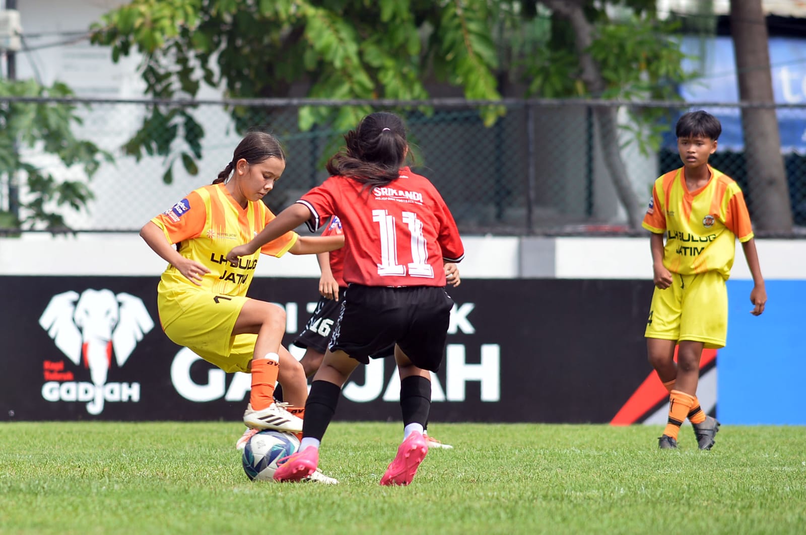 LH Bulog Jatim Putri sukses mengamankan tiga poin usai menaklukkan Srikandi Mojopahit FC dengan skor tipis 2-1.