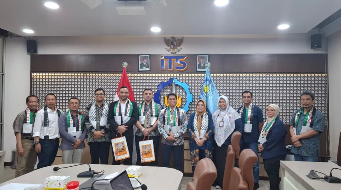 Rektor ITS Prof  Bambang Pramujati (kanan) saat penyerahan simbolis kerja sama program beasiswa bagi 100 mahasiswa asal Palestina.