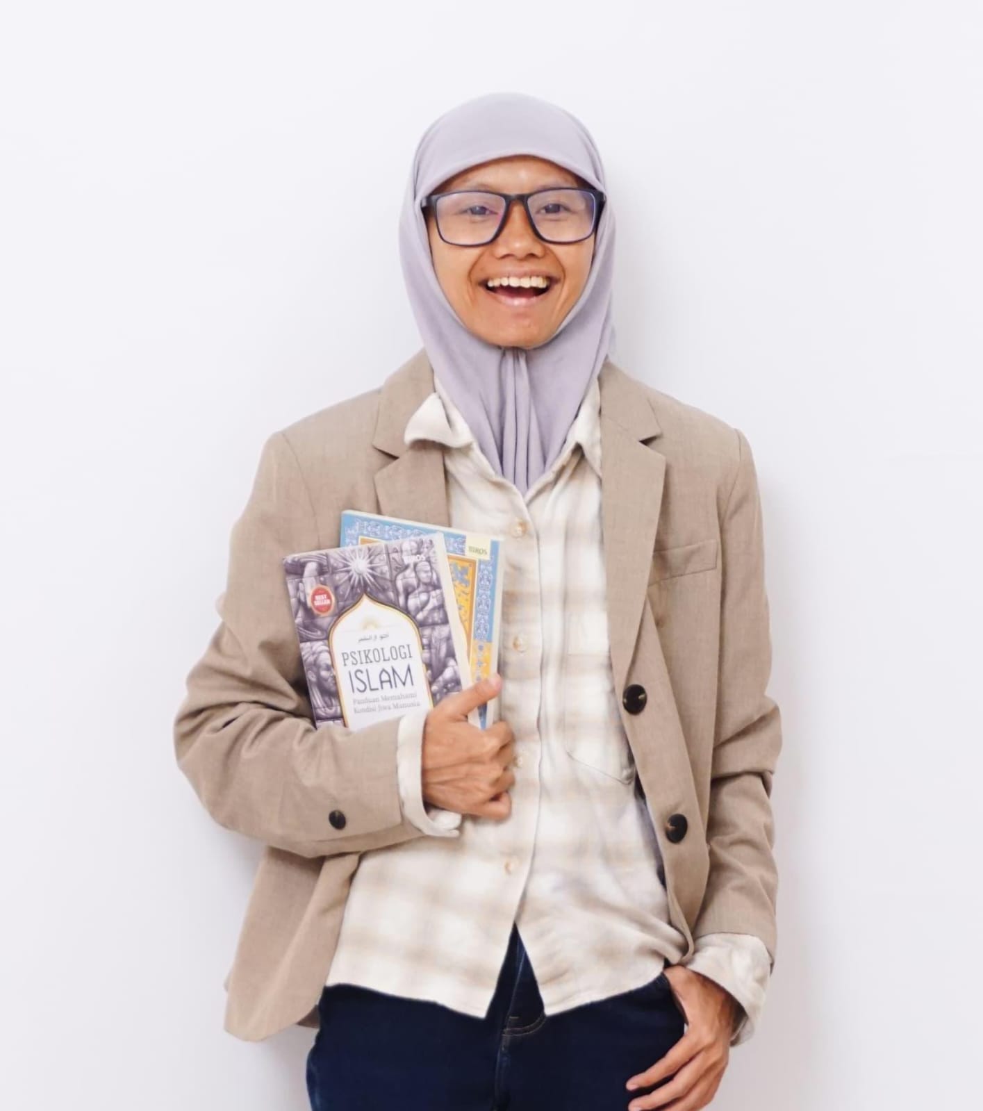 GEMAR MEMBACA: Sakdiah bersama buku koleksinya, menandai kecintaan pada dunia literasi yang telah tumbuh sejak masa kanak-kanak.(IST/RADAR SURABAYA)