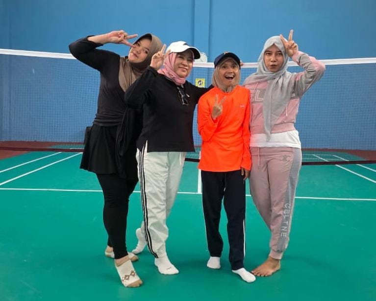 SAYANG KELUARGA: Di sela kesibukannya, Sakdiah selalu menyempatkan waktu untuk berkumpul dan berbagi kehangatan bersama keluarga.(IST/RADAR SURABAYA)