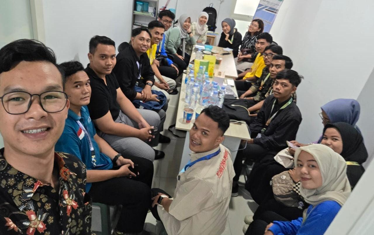 SINERGI: Di balik berbagai kesibukan, Sakdiah membangun sinergi bersama rekan kerja sebagai fondasi dalam mewujudkan visi bersama.(IST/RADAR SURABAYA)