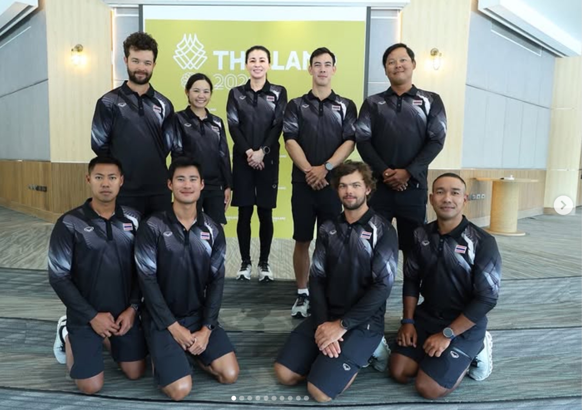 Ratu Suthida Bajrasudhabimalalakshana (belakang tengah) bersama tim Layar Thailand di SEA Games 2025.