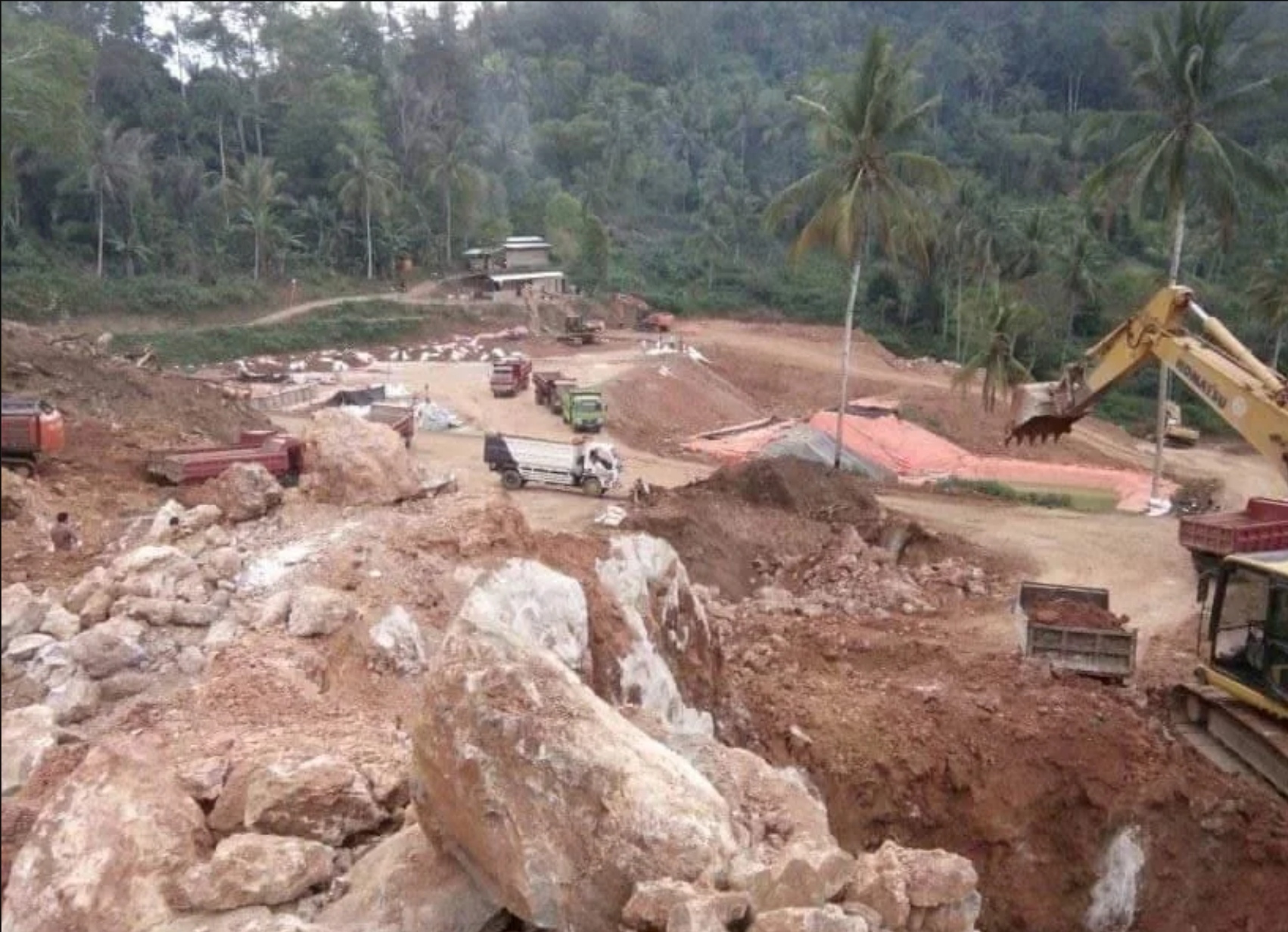Kawasan pertambangan emas tanpa izin di Kecamatan Ratatotok, Minahasa Tenggara yang emnjadi lokasi bentrokan yang menwaskan tiga orang.