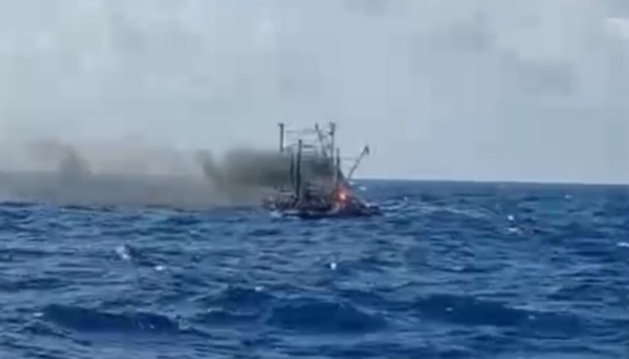 KM Maulana 30 saat terbakar di Perairan Selatan Belimbing, Kabupaten Tanggamus.