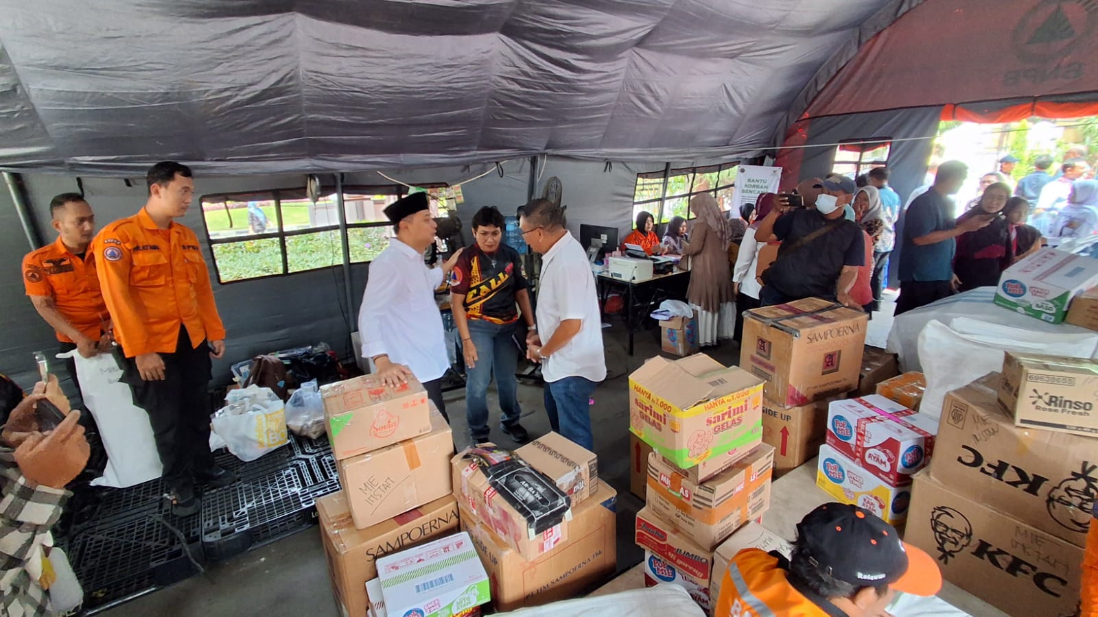 Wali Kota SUrabaya Eri Cahyadi meninjau posko peduli bencana banjir di Sumatera. (DIMAS MAHENDRA/RADAR SURABAYA)