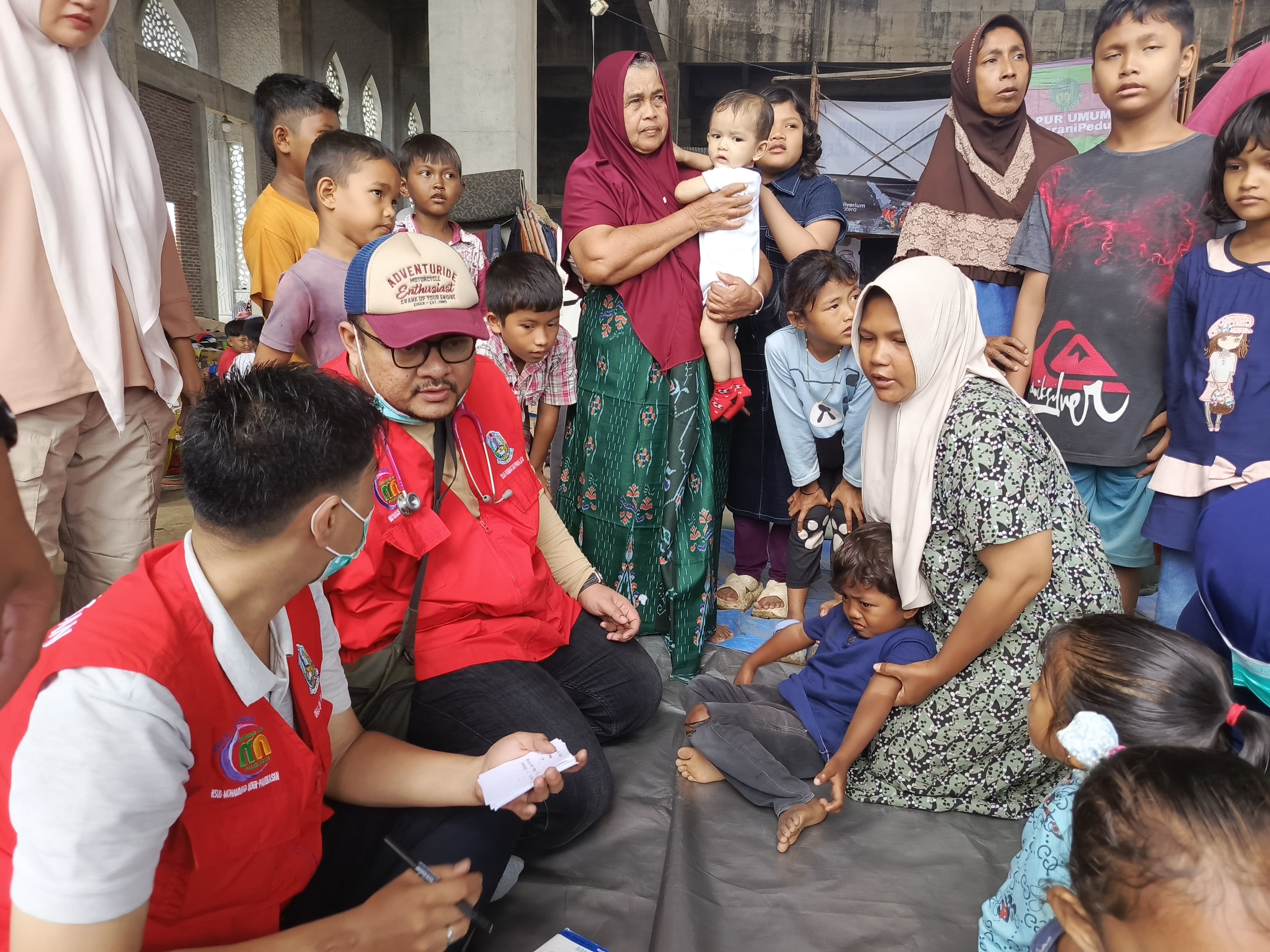 Tim kesehatan dari Jawa Timur ikut membantu korban bencana alam di Aceh. (IST)