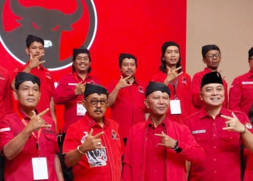 Armuji (dua dari kiri) bertekad kembalikan kursi PDIP di DPRD Kota Surabaya.