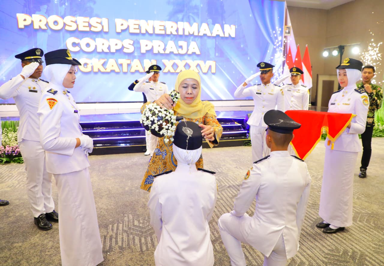 PROSESI: Gubernur Jatim Khofifah saat melaksanakan prosesi penyiraman air bunga pada Praja IPDN.(IST/RADAR SURABAYA)