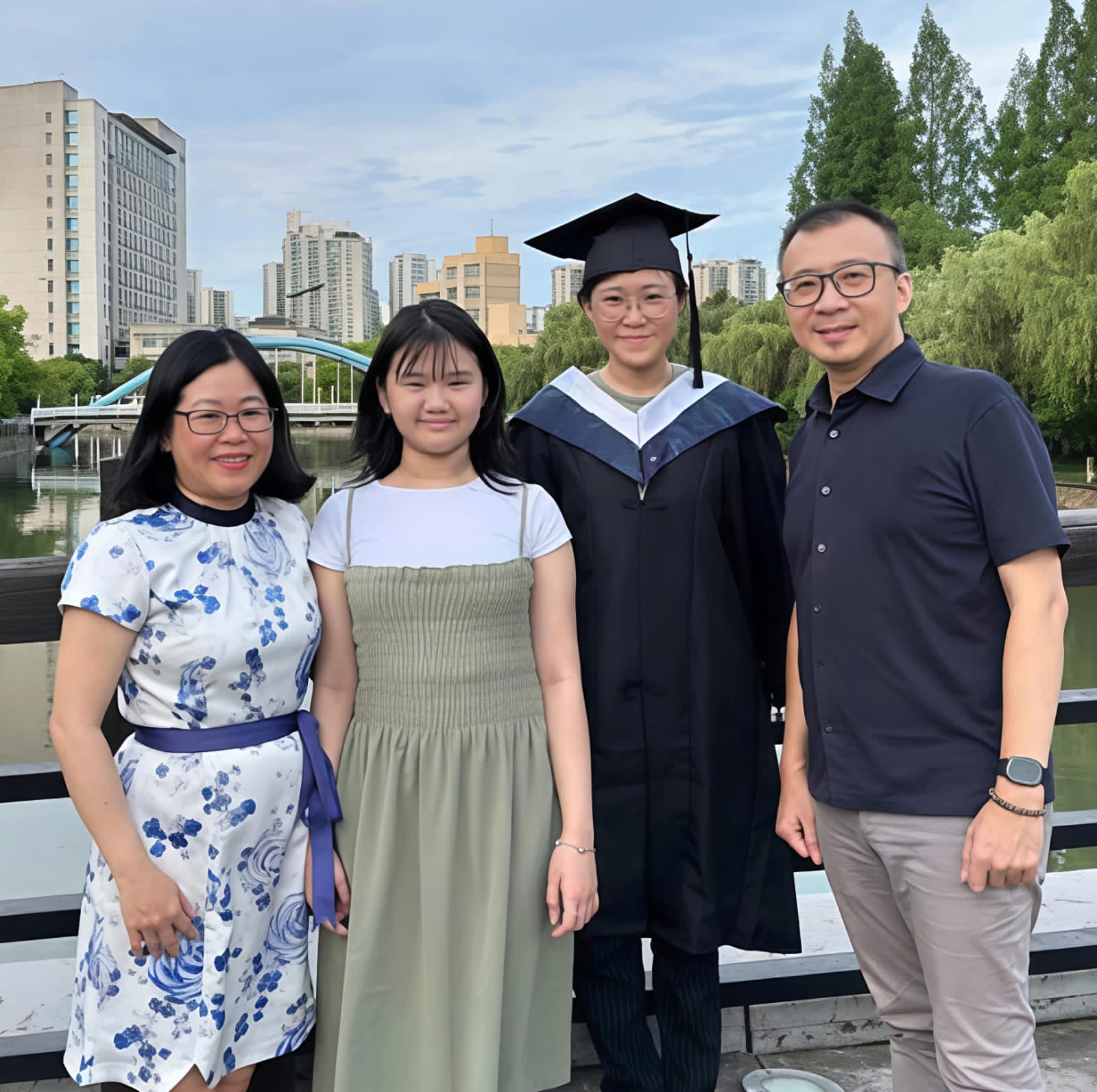 Marcella Sugianto bersama keluarga saat menghadiri wisuda S1 kedokteran di Shanxi Medical University, China. (IST)