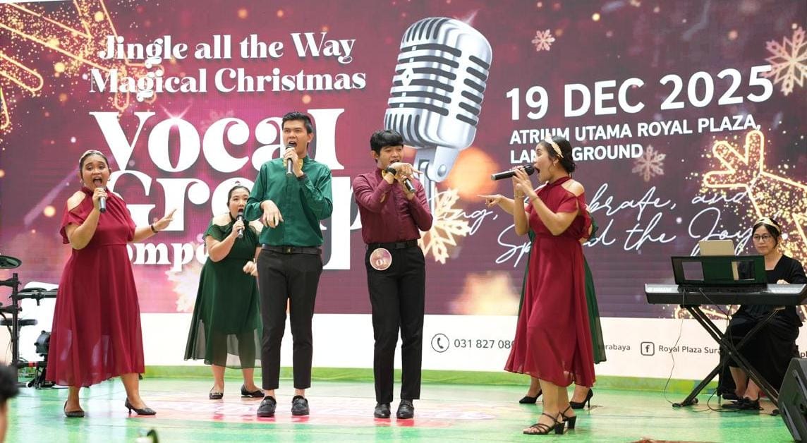 MEMUKAU: Kelompok vokal kategori Pemuda dan Umum menyuguhkan harmoni suara dan koreografi saat Jingle All the Way Magical Christmas Vocal Group Competition 2025 di Atrium Utama Royal Plaza, Surabaya.