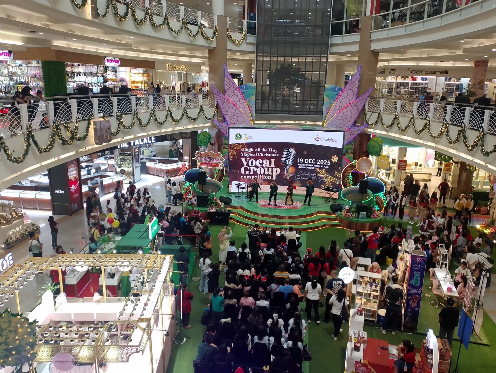 TERKESIMA: Pengunjung memadati Atrium Utama Royal Plaza menyaksikan penampilan vokal grup yang membawakan lagu-lagu Natal penuh harmoni dan semangat kebersamaan.