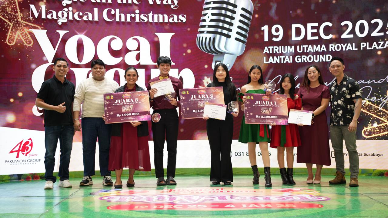 PRESTASI: Pemenang Jingle All the Way Magical Christmas Vocal Group Competition 2025 kategori pemuda dan umum berfoto bersama usai pengumuman juara di Atrium Utama Royal Plaza, Surabaya.&nbsp;