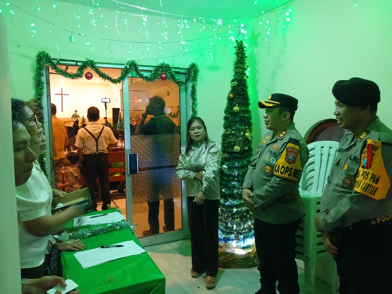 PENGECEKAN: Kapolres Pelabuhan Tanjung Perak AKBP Wahyu Hidayat mengecek pengamanan gereja di Jalan Teluk Buli, Surabaya, jelang perayaan Natal. (IST/RADAR SURABAYA)