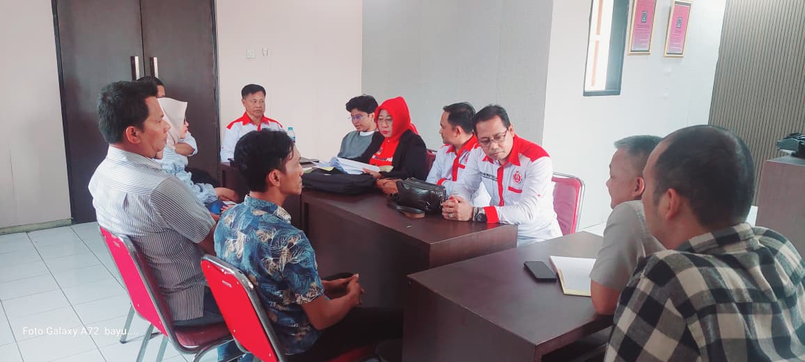 SEPAKAT: Kedua belah pihak yang berseteru terkait saling lapor di Polsek Lakarsantri kasus penganiayaan akhirnya sepakat damai.(IST/RADAR SURABAYA)