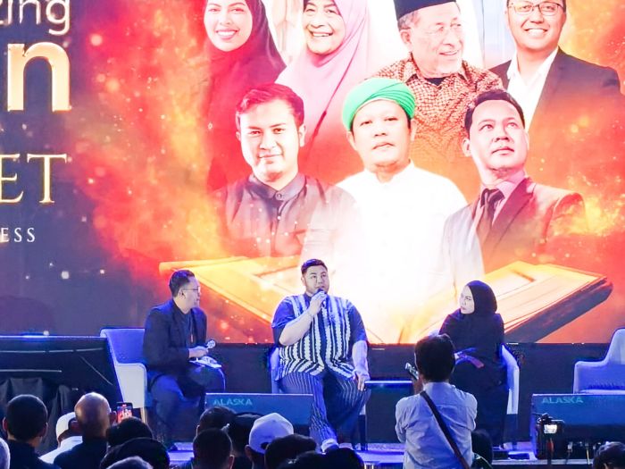 BERBAGI PENGALAMAN: Selebritis sekaligus desainer tanah air, Ivan Gunawan (tengah) berbagi cerita terkait kehidupannya dalam beragama, dengan para peserta Amazing Quran yang digelar di Hotel Westin