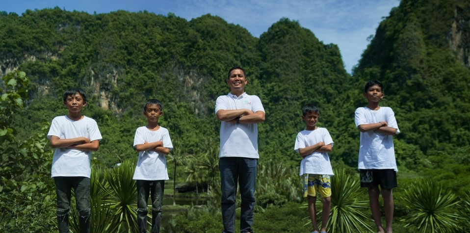 PENGABDIAN: Tokoh Penggerak Kampung Berseri Astra Rammang-Rammang Zainal Abidin (tengah) yang dikenal sebagai Penjaga Benteng Alam Karst Rammang-Rammang.