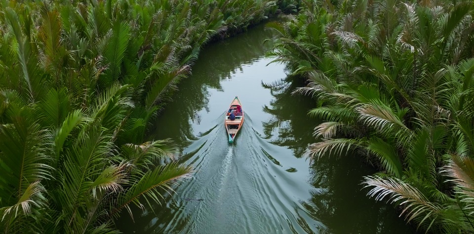 BERSAMA: Layanan kesehatan keliling yang menggunakan perahu jolloro di Kampung Berseri Astra Rammang-Rammang untuk menjangkau kesehatan warga di wilayah perairan.