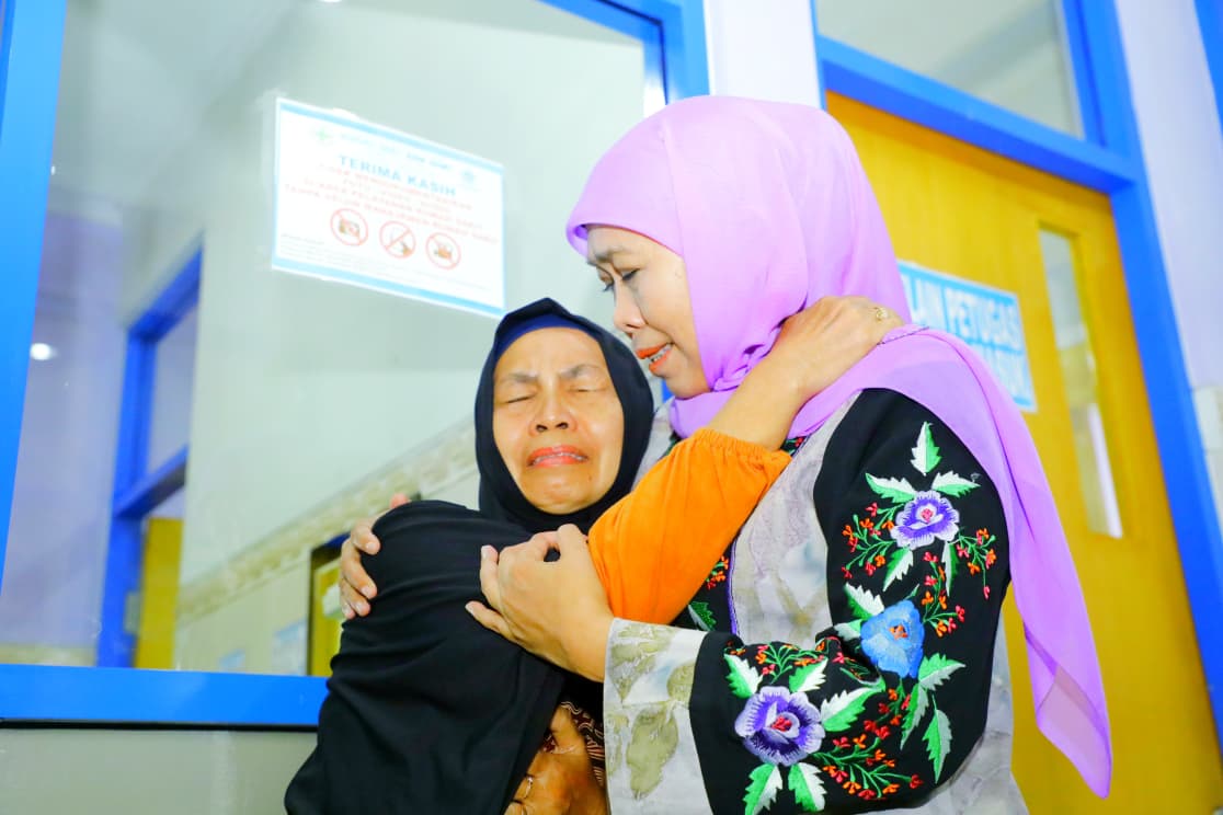 Gubernur Jawa Timur Khofifah Indar Parawansa memberi perhatian khusus kepada seorang ibu saat Hari Ibu 2025. (IST)
