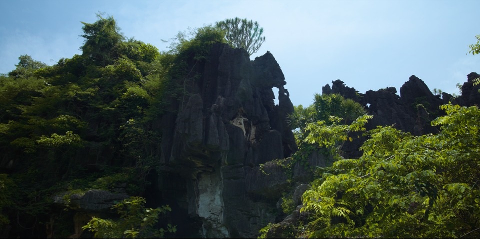 UNIK: Salah satu tebing karst yang berada di Kampung Berseri Astra Rammang-Rammang.  BERSAMA: Layanan kesehatan keliling yang menggunakan perahu jolloro di Kampung Berseri Astra Rammang-Rammang
