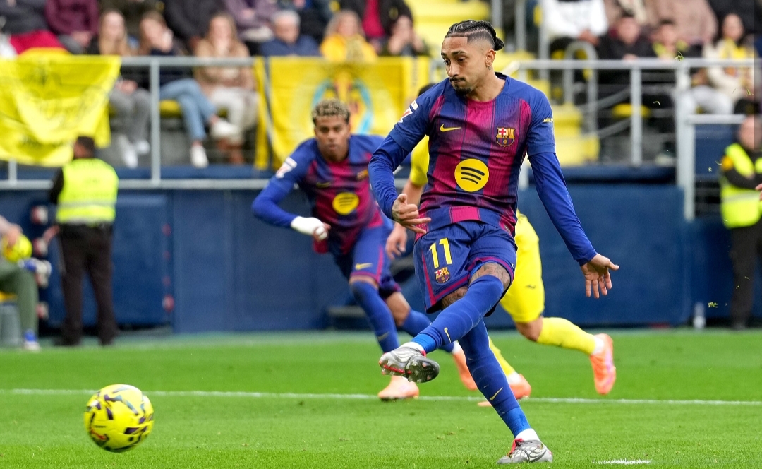 Raphinha membuka keunggulan Blaugrana melalui eksekusi penalti setelah dijatuhkan gelandang Villarreal, Santi Comesana.