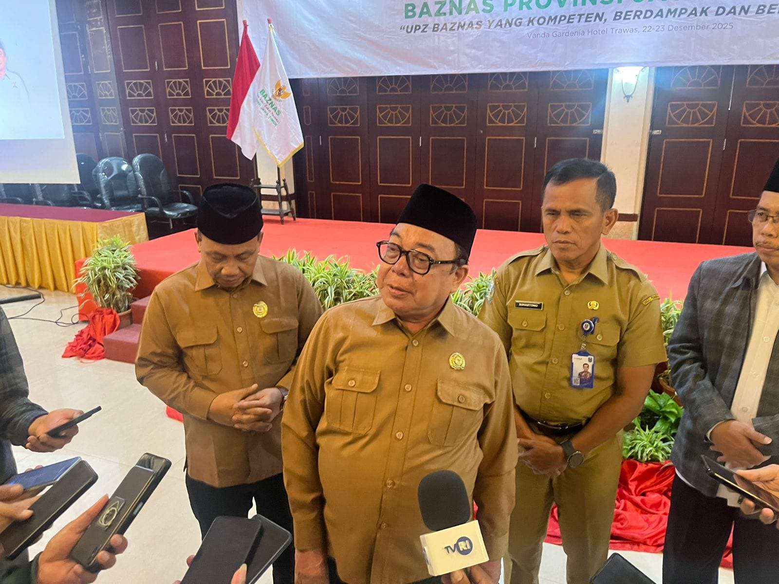 BERMANFAAT: Kepala Baznas Jatim KH Ali Maschan Moesa (tengah) sebut zakat ASN berdampak pada kesejahteraan sosial.(IST/RADAR SURABAYA)
