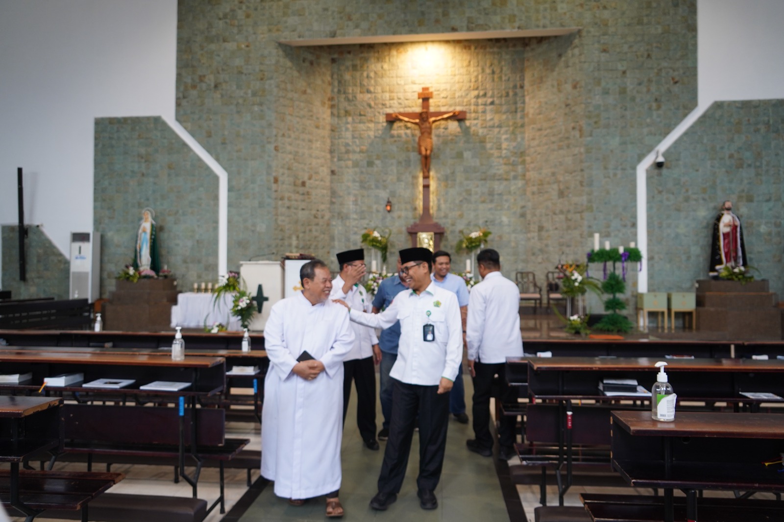 Kakanwil Kemenag Jatim Akhmad Sruji Bahtiar, melakukan peninjauan langsung ke sejumlah gereja di Surabaya dan Sidoarjo.