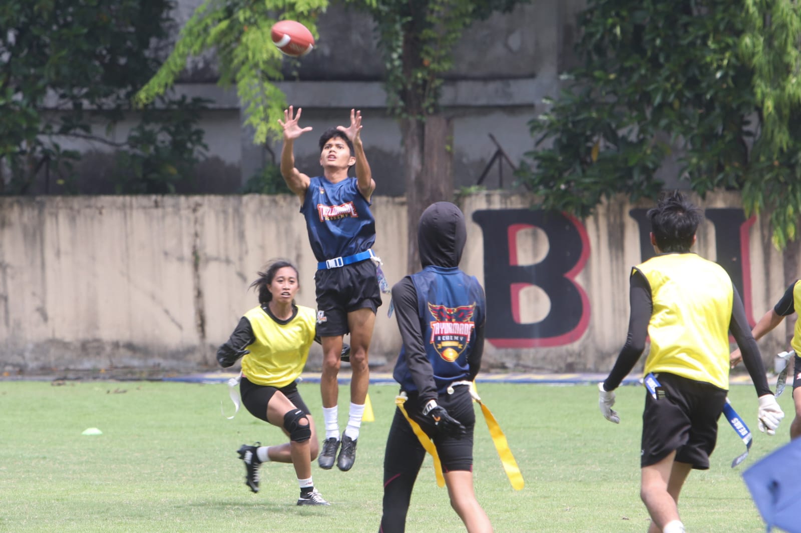 PENJARINGAN FLAG FOOTBALL: Sejumlah peserta roadshow flag football yang digelar oleh TAFF, mengikuti latihan di lapangan Mapolda Jatim, Minggu (21/12). (ANDY SATRIA/RADAR SURABAYA)