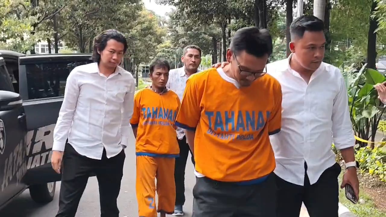 TEGAS: Dua tersangka pelaku pembunuhan mahasiswi UMM Malang di Polda Jatim. (IST/RADAR SURABAYA)