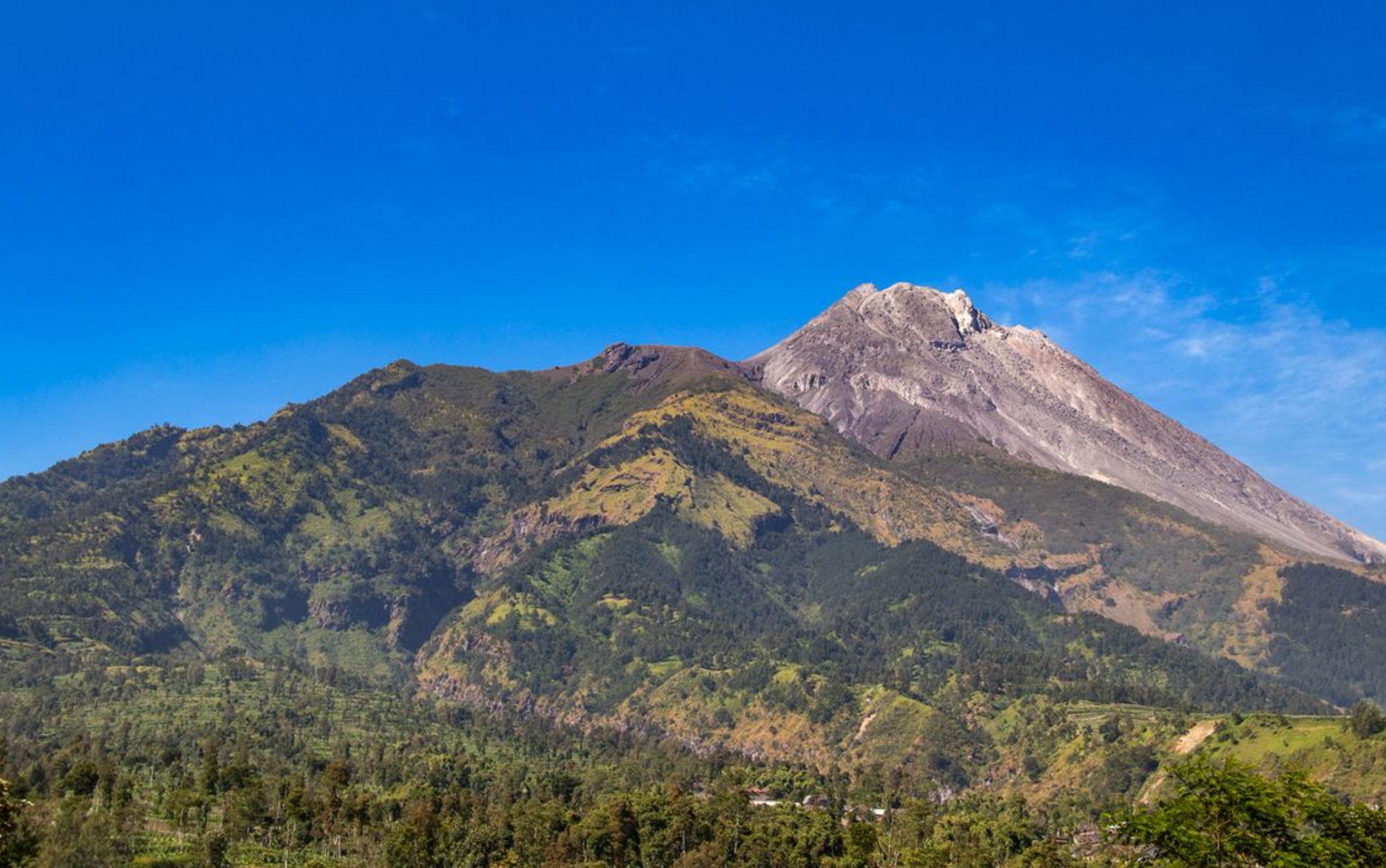 Dua pendaki ilegal hilang di Gunung Merapi wilayah Klaten, satu sudah ketemu dan satunya lagi masih dalam pencarian.