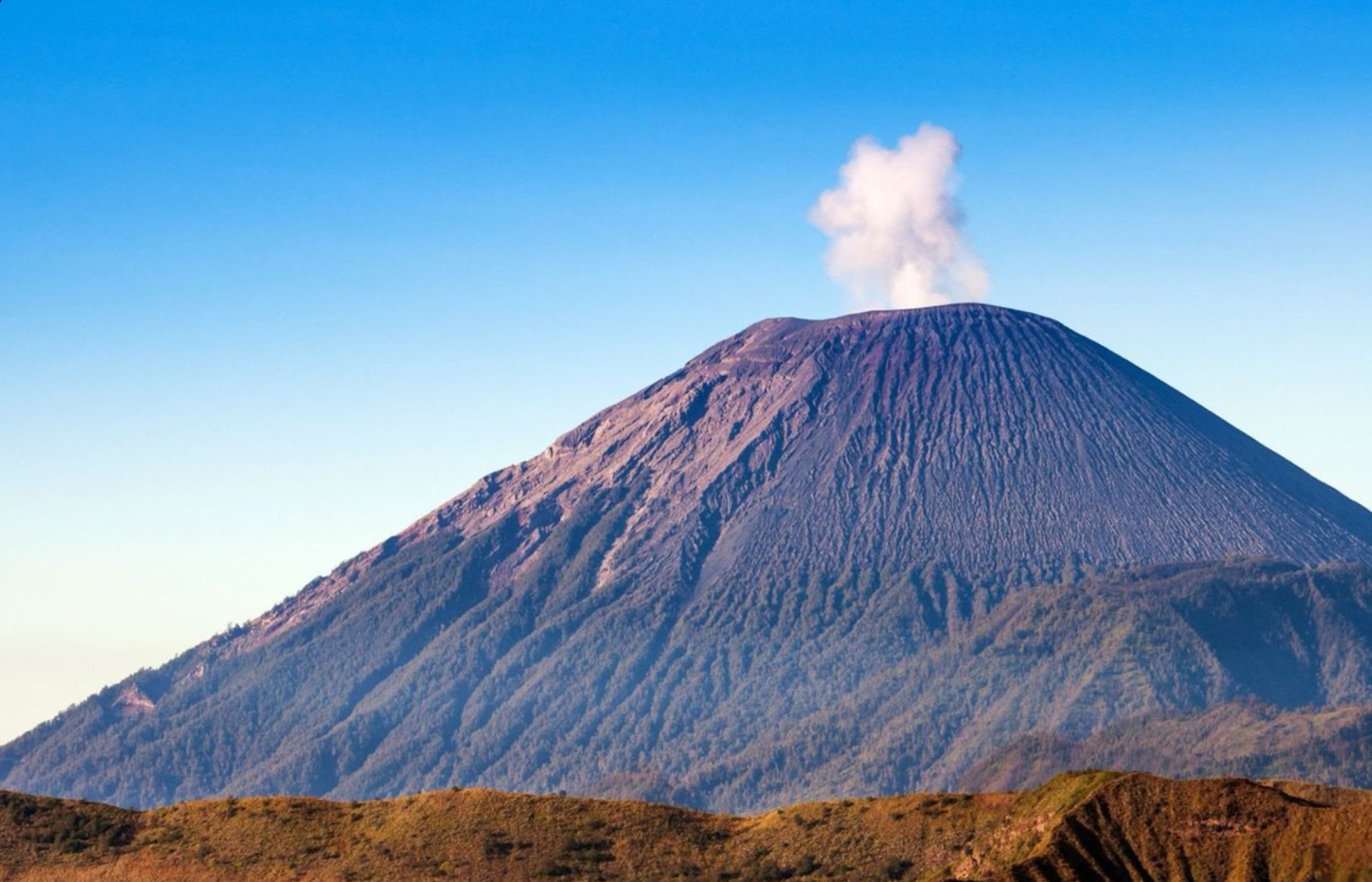 Semeru menjadi salah satu dari lima gunung di Indonesia yang jalur pendakiannya ditutup.