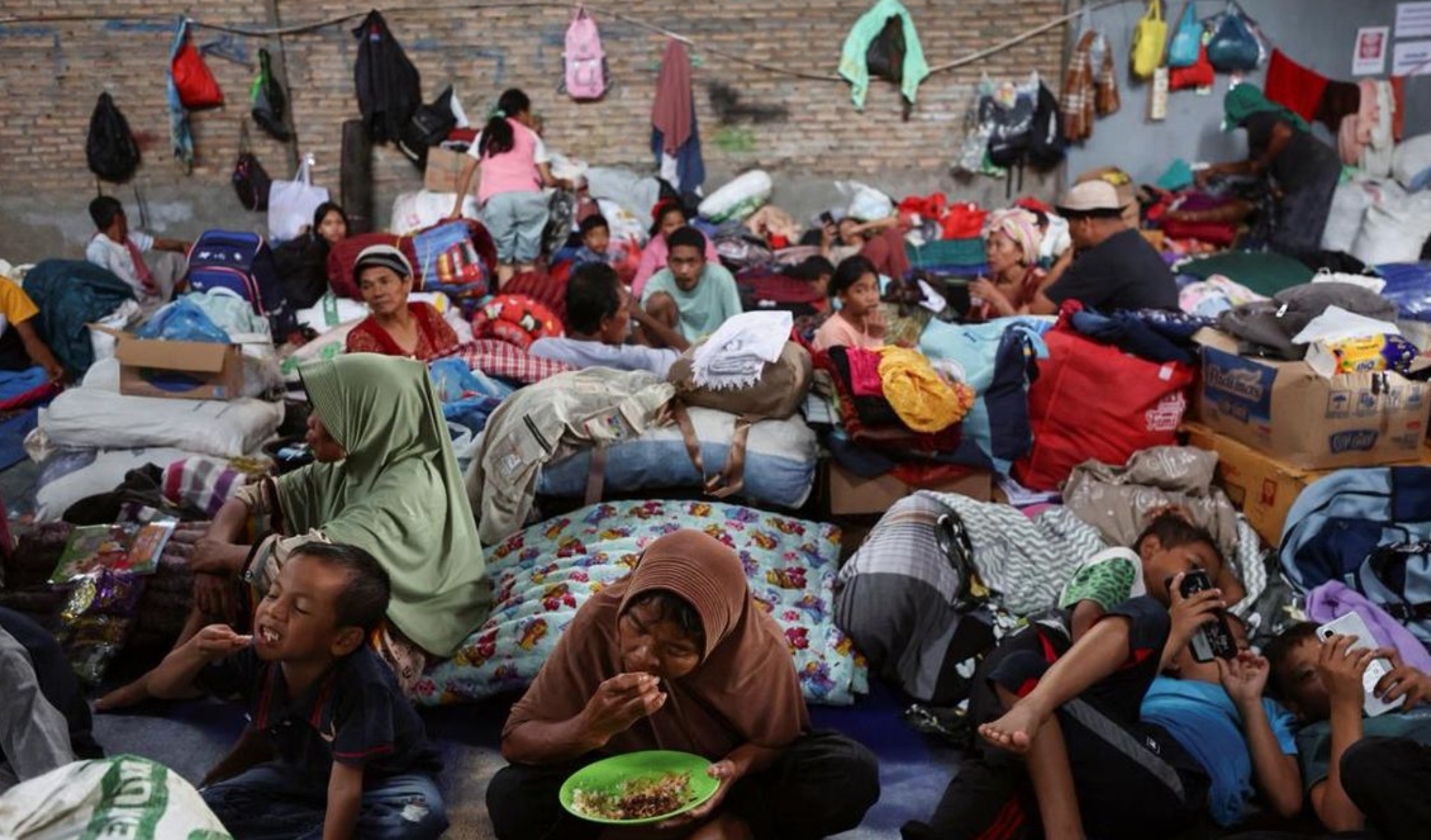 Kondisi pengungsian dan belum layaknya sanitasi membuat banyak pengungsi terserang ISPA dan penyakit menular lainnya.