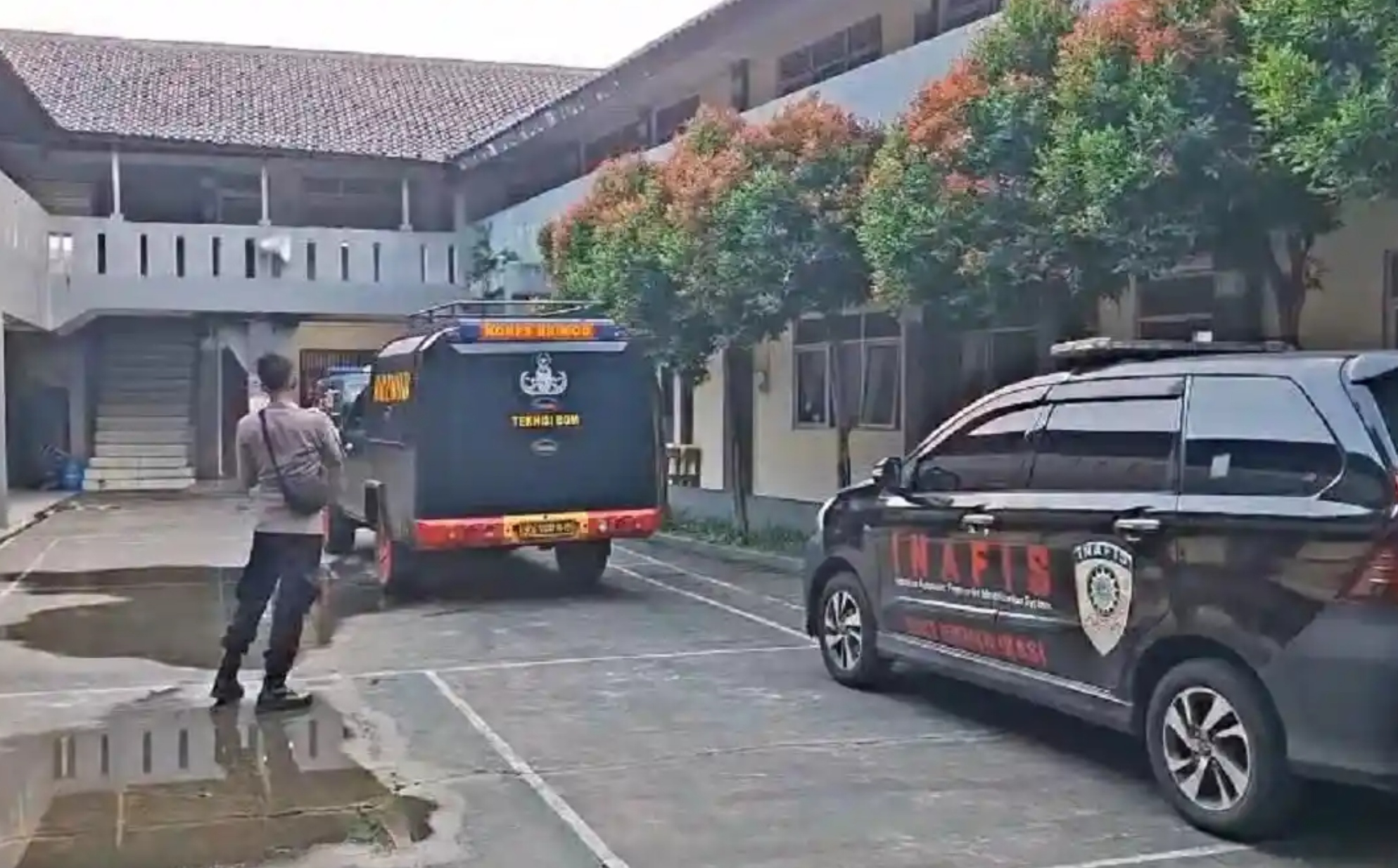 Tim Jibom Gegana melakukan penyisiran di sekolah di Bogor yang mendapatkan ancaman bom.