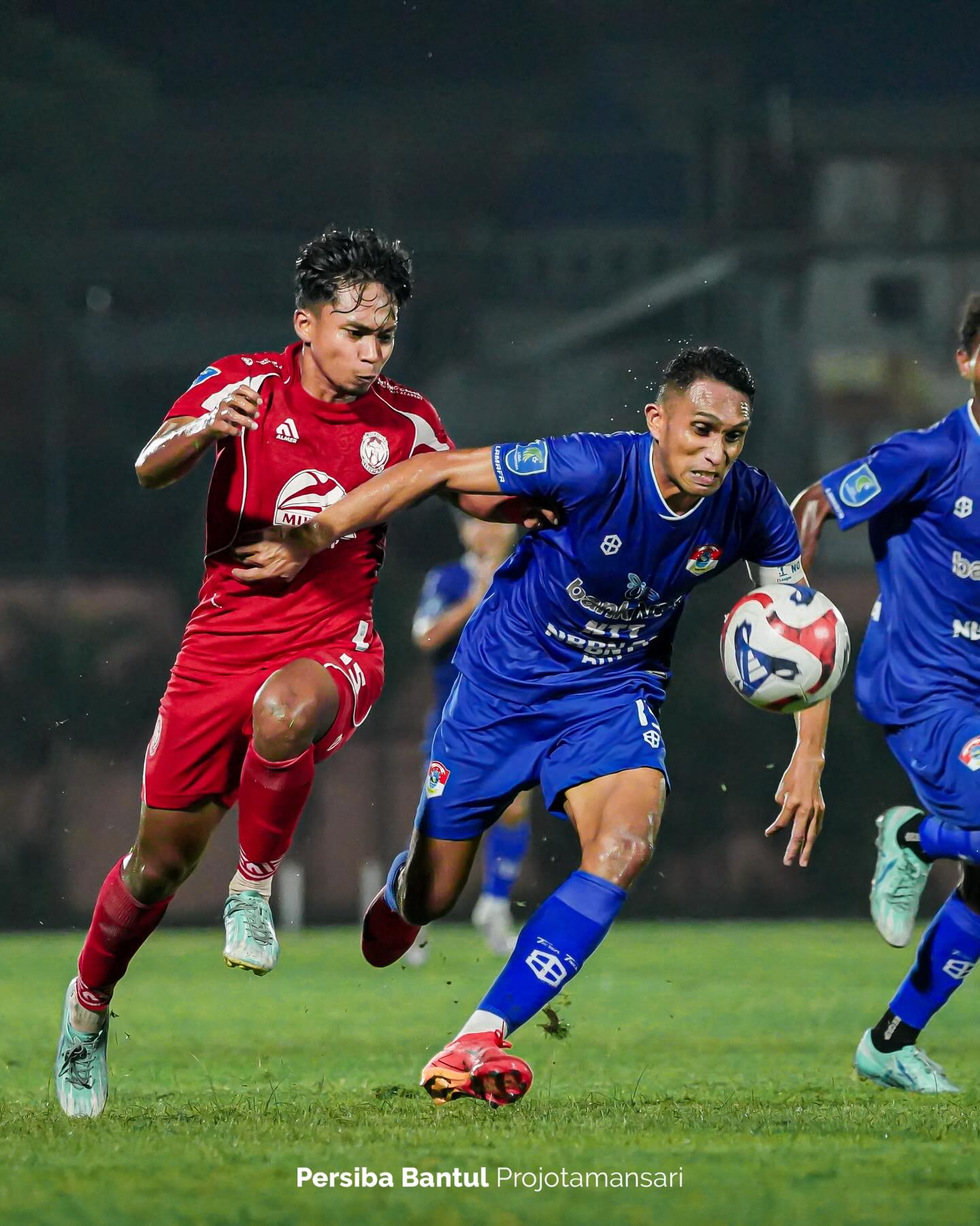 Pemain Persebata Lembata saat melawan Persiba Bantul di Lapangan Thor Surabaya. (IST)