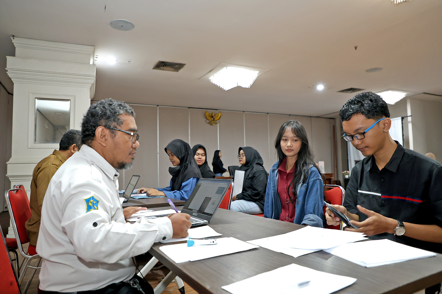 Proses pendaftaran calon penerima beasiswa Pemuda tangguh Surabaya.