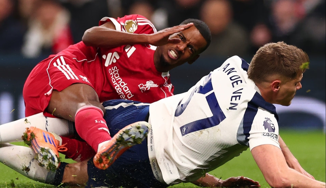 Micky van de Ven meminta maaf kepada Alexander Isak atas tekel yang membuat kaki sang penyerang patah.