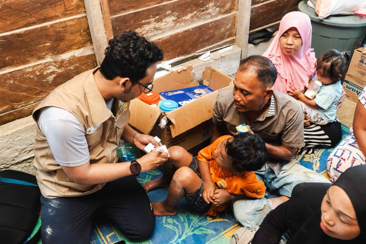 GRATIS: Pengobatan gratis diberikan oleh Fakultas Kedokteran Unesa di wilayah terdampak banjir yakni di Desa Bintang dan Desa Sekumur, Kabupaten Aceh Tamiang, 16&ndash;19 Desember 2025.(IST/RADAR SURABAYA)