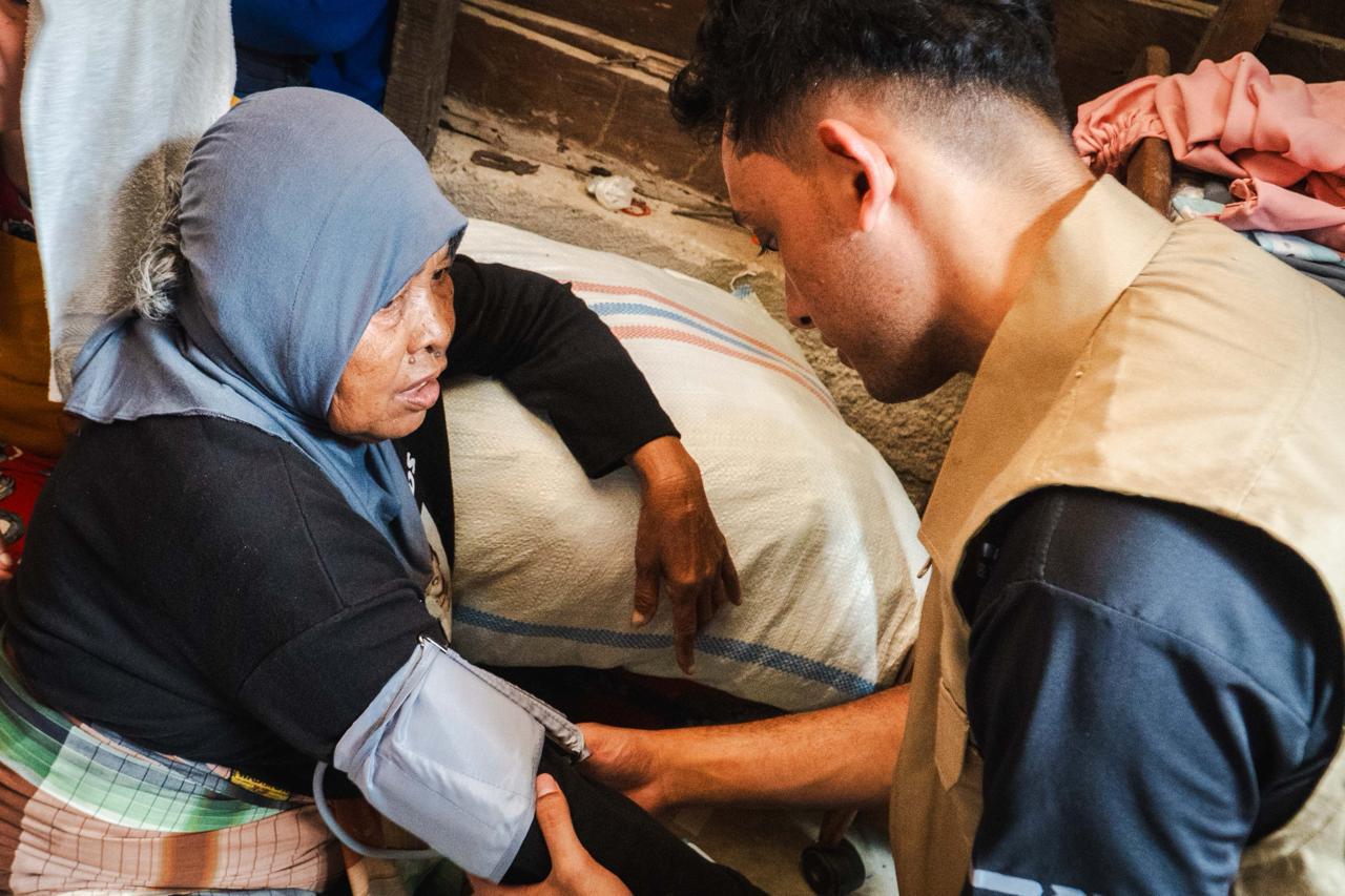 PELAYANAN: Tim dari Fakultas Kedokteran memberikan pemeriksaan kesehatan dasar, pengobatan penyakit umum akibat banjir, serta penanganan keluhan masyarakat yang kesulitan mengakses fasilitas medis.