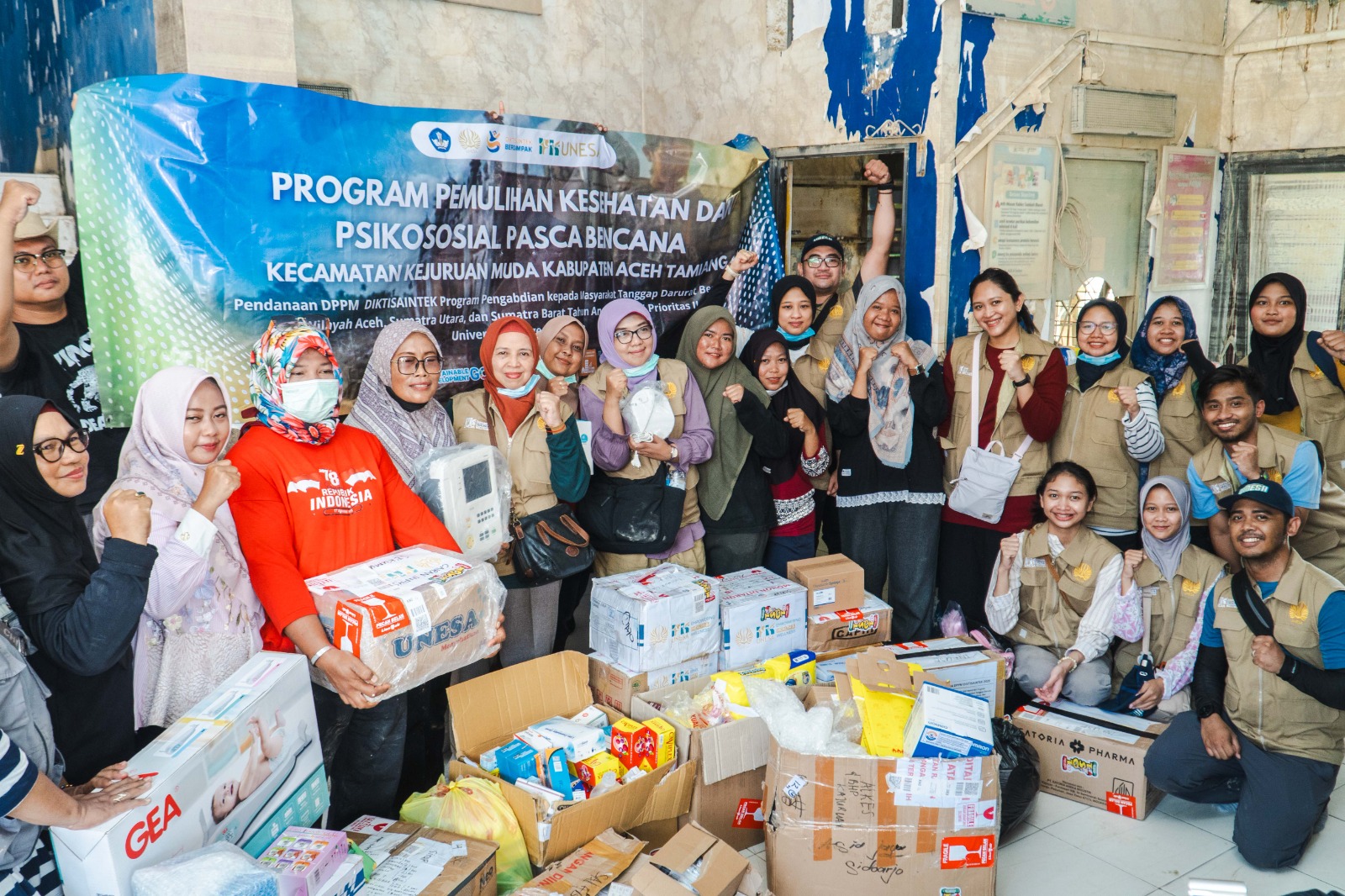 BANTUAN LOGISTIK: Tim dari Fakultas Kedokteran (FK) Unesa mendistribusikan paket sembako pada warga Desa Bintang dan Desa Sekumur, Kabupaten Aceh Tamiang, 16&ndash;19 Desember 2025. (IST/RADAR SURABAYA)